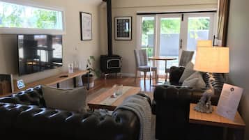 Smart TV, fireplace