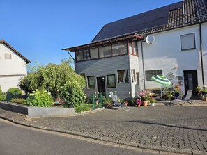 Exterior - Vacation apartment for vacationers and fitters in the Westerwald (Ölsen)