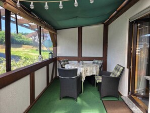 Outdoor dining - Vacation apartment for vacationers and fitters in the Westerwald (Ölsen)