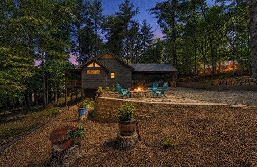 Enjoy Autumn in Blue Ridge, GA - Cozy Mountain Cabin