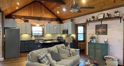 WOODSIDE COTTAGE, a handicapped accessible cottage in Blue Ridge Mtns of N.GA.