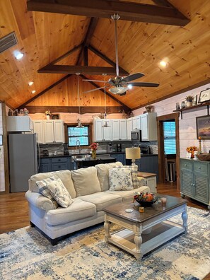 Smart-tv, een open haard en boeken