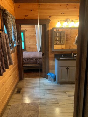 2 bedrooms, in-room safe, iron/ironing board, free WiFi