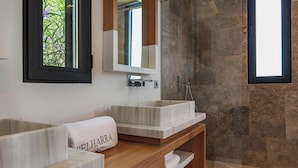 Dusche, Haartrockner, Handtücher