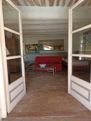 Interior - Joli Appartement en Bord de Piscine, Dans un Domaine Clos et Paisible (Plaissan)