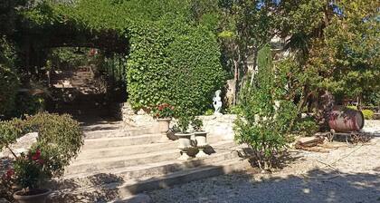 Joli Appartement en Bord de Piscine, Dans un Domaine Clos et Paisible