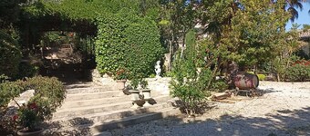 Joli Appartement en Bord de Piscine, Dans un Domaine Clos et Paisible