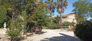 Property grounds - Joli Appartement en Bord de Piscine, Dans un Domaine Clos et Paisible (Plaissan)