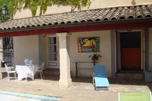 Outdoor dining - Joli Appartement en Bord de Piscine, Dans un Domaine Clos et Paisible (Plaissan)