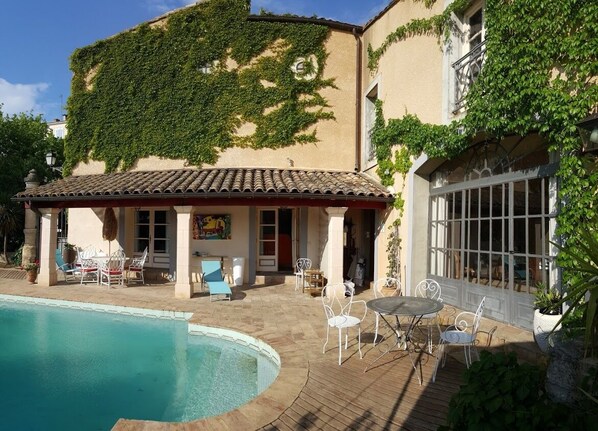 Pool - Joli Appartement en Bord de Piscine, Dans un Domaine Clos et Paisible (Plaissan)