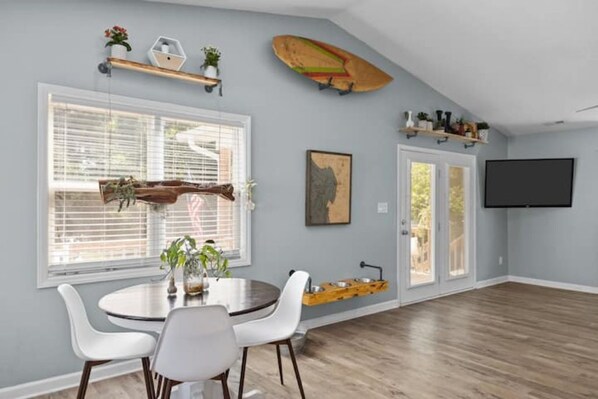 Dining - Whaley Good Livin’ (Emerald Isle)