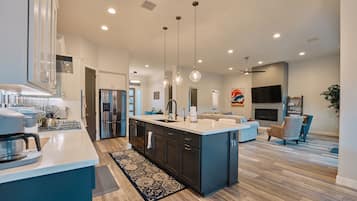 Family House | Private kitchen | Full-size fridge, microwave, oven, stovetop
