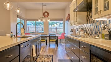Family House | Private kitchen | Full-size fridge, microwave, oven, stovetop