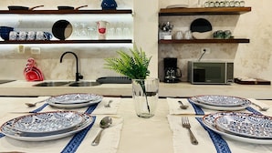 Una cucina moderna con isola centrale, lavello e forno a microonde.