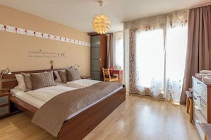 3 makuuhuonetta, työpöytä, silitysrauta/-lauta, vauvan matkasänky