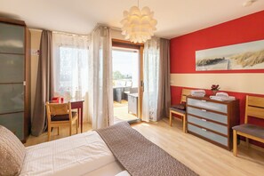 3 slaapkamers, een bureau, een strijkplank/strijkijzer, reisbedje