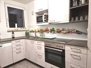 Réfrigérateur, micro-ondes, four, plaque de cuisson