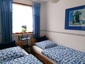 3 Schlafzimmer, Schreibtisch, Bügeleisen/Bügelbrett, Reisekinderbett
