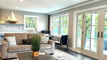 TV connectée, cheminée, table de tennis de table