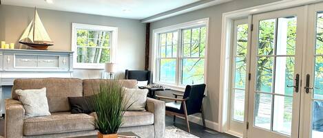 Smart-TV, Kamin, Tischtennisplatte