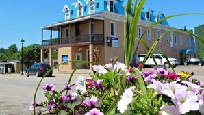 A building with a blue roof and a balcony.