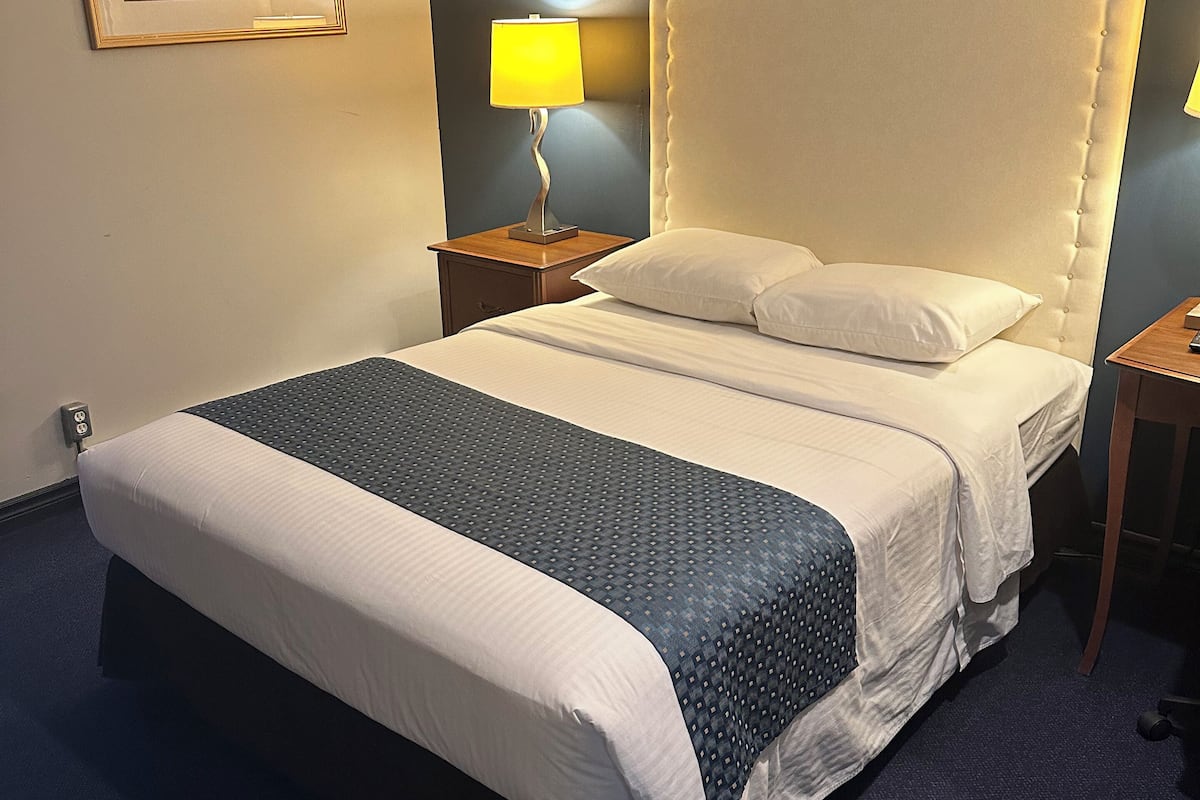 Tabla de planchar con plancha, wifi gratis y ropa de cama 