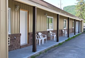 Outdoor dining - Le Voyageur Inn (Mattawa)