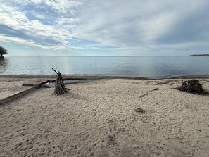 On the beach, beach towels - Angola on the Lake- Grandview Bay-25 minutes from Highmark Stadium (Angola)