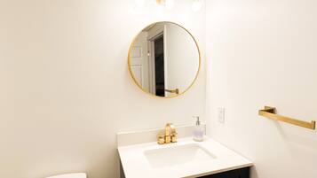 HÄrtork, handdukar, tvÄl och schampo