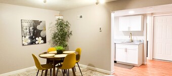 Beautiful family getaway, walking distance to markets, 35 min drive to Boston