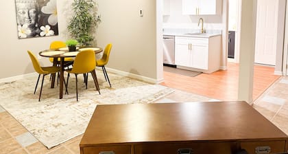 Beautiful family getaway, walking distance to markets, 35 min drive to Boston