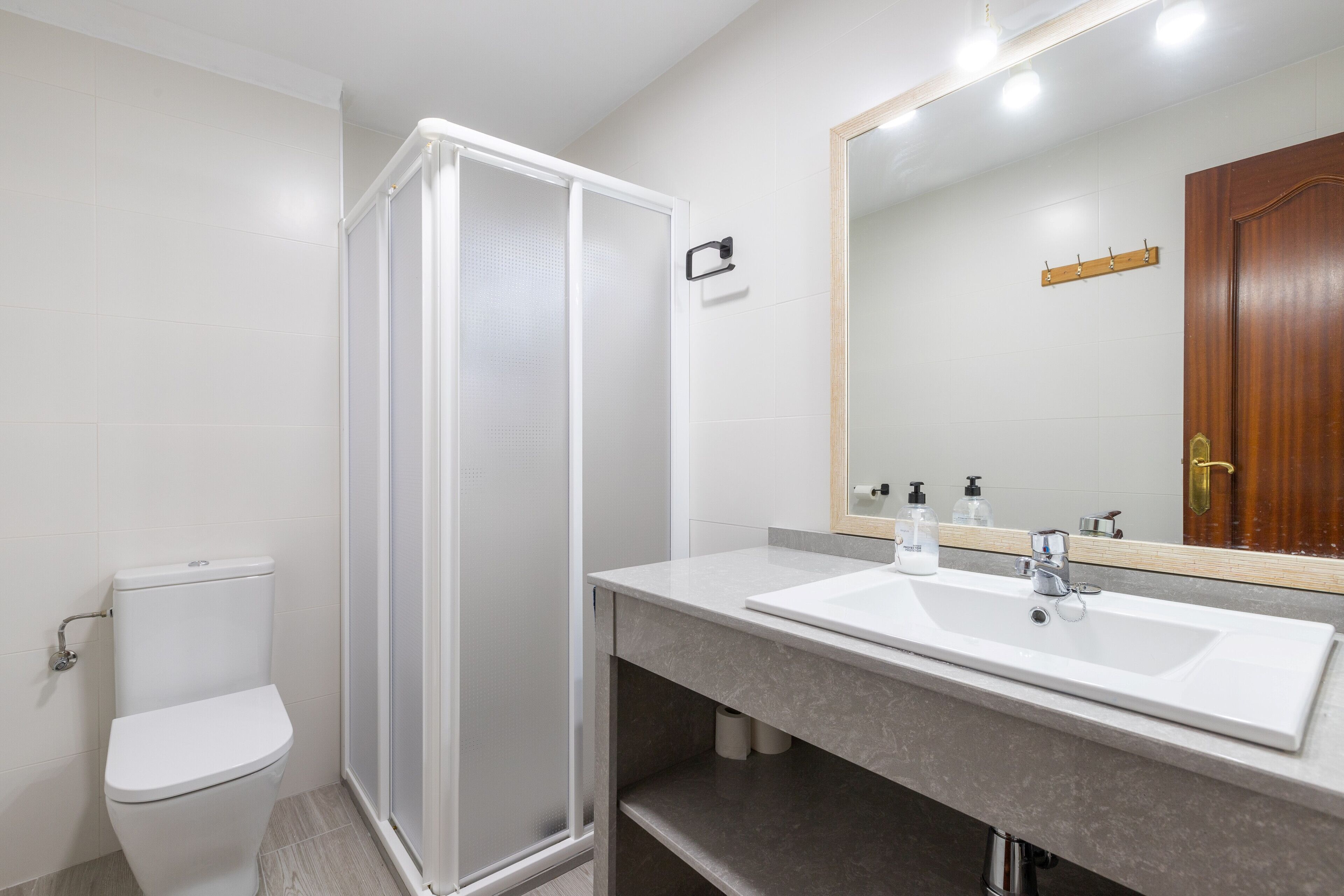 Ducha y bañera combinadas, secador de pelo, bidé y toallas