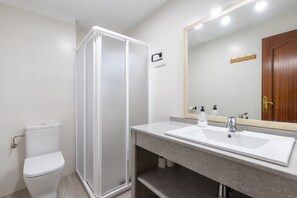 Combined shower/bathtub, hair dryer, bidet, towels - MONTEALBA - Cozy apartment very close to the beach, with free WiFi. (Fuengirola)