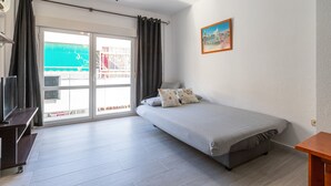 A bedroom with a bed, a TV, and a ceiling fan. - MONTEALBA - Cozy apartment very close to the beach, with free WiFi. (Fuengirola)