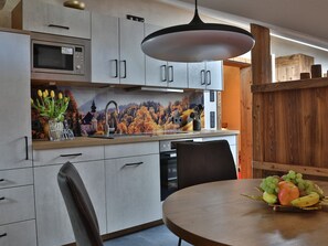 Køleskab, mikrobølgeovn, ovn, kogeplade