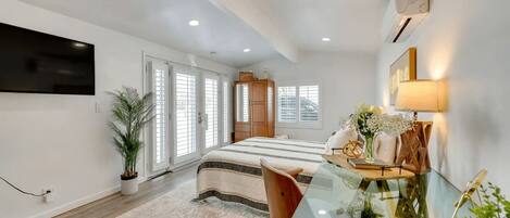 Escritorio, tabla de planchar con plancha, wifi gratis y ropa de cama