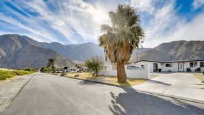A road leading to a building with a mountain backdrop. - Midterm Escape  Mountain Views & Desert Breezes (Palm Springs)