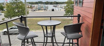 Lovely 2 bedroom and loft apartment with AC, WiFi overlooking the Chester River