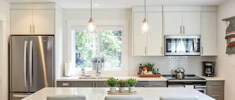 Réfrigérateur, four à micro-ondes, un four, surface de cuisson