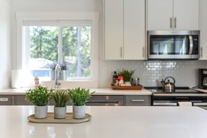 Réfrigérateur, four à micro-ondes, un four, surface de cuisson