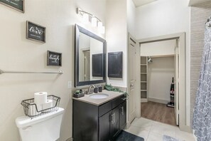 Serviettes fournies, savon, shampoing, papier toilette