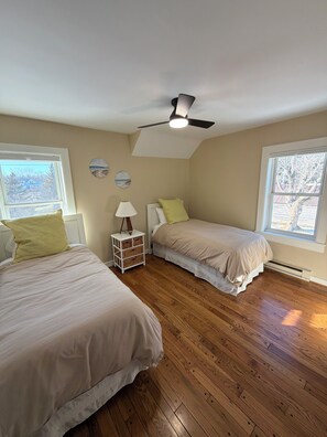 3 bedrooms, desk, travel cot, free WiFi