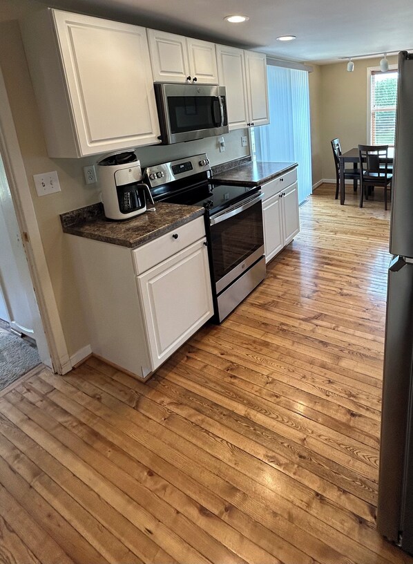 Fridge, microwave, oven, stovetop - Walk to Sand Bay - Room to park boat! - Quiet Country Setting - 3 Bedrooms (Sturgeon Bay)