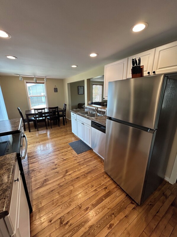 Fridge, microwave, oven, stovetop - Walk to Sand Bay - Room to park boat! - Quiet Country Setting - 3 Bedrooms (Sturgeon Bay)