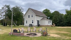 Exterior - Walk to Sand Bay - Room to park boat! - Quiet Country Setting - 3 Bedrooms (Sturgeon Bay)