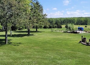 Property grounds - Walk to Sand Bay - Room to park boat! - Quiet Country Setting - 3 Bedrooms (Sturgeon Bay)