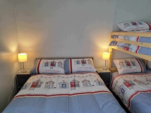 2 bedrooms, iron/ironing board, WiFi, bed sheets - Cosy 2-Bed Cottage - Free WiFi (Bridlington)