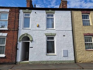 Exterior - Cosy 2-Bed Cottage - Free WiFi (Bridlington)