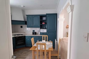 Full-sized fridge, microwave, oven, stovetop - Cosy 2-Bed Cottage - Free WiFi (Bridlington)