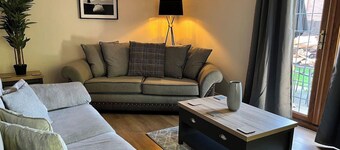 2-Bed House - Sleeps 6 - Garden, Parking, Wifi